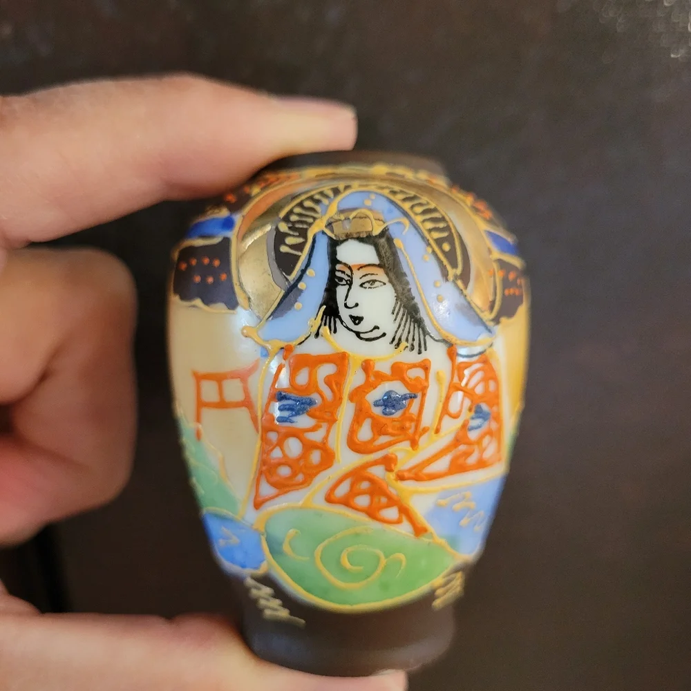 Vintage Moriage Style Small Vase ~ Made in Japan ~ Hand-painted detail ~ Pretty!